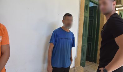 Lefkoşa’da kanunsuz uyuşturucu madde alma, verme ve tasarrufu suçlarından tutuklanan G.E. yeniden mahkeme huzuruna çıkarıldı.