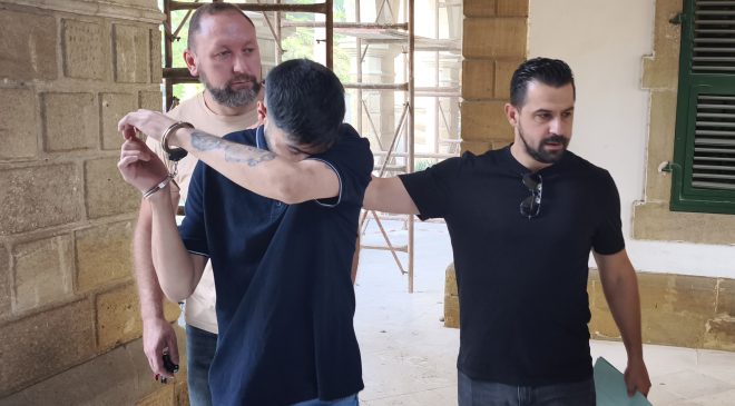 Lefkoşa’da meydana gelen kanunsuz uyuşturucu madde tasarrufu suçundan tutuklanan zanlı E.S. yeniden mahkeme huzuruna çıkarıldı.