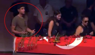 Cenazede herkes geçip giderken tabutu başında dua eden o genç kim?