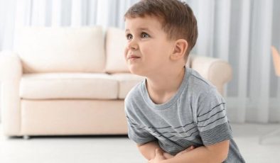Çocuğunuzun karın ağrısını hafife almayın! Uzmanı kritik belirtileri açıkladı