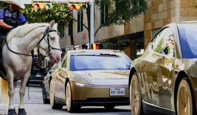 Direksiyonsuz yolculuk başladı! Tesla’nın robotaksisi yollara indi