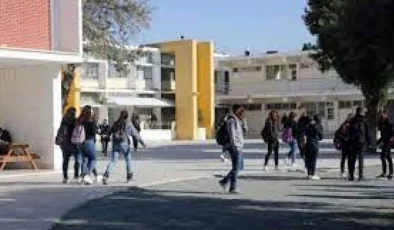 Güney Kıbrıs’ta ortaokul ve liseler dün açıldı