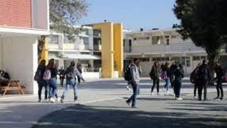 Güney Kıbrıs’ta ortaokul ve liseler dün açıldı