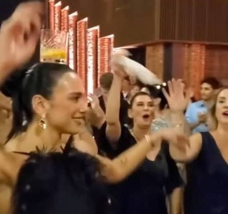Dua Lipa kuzeninin düğününde döktürdü!
