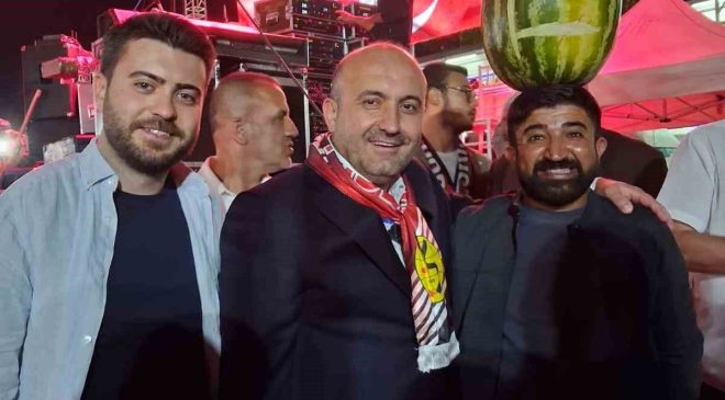 Eskişehir’de Karpuzlu Mustafa, Murat Dalkılıç ile Poz Verirken Karpuzunu İndirmedi