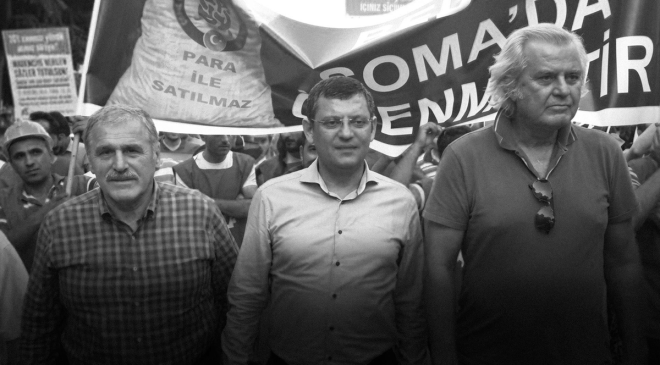 Özgür Özel, Tarık Akan’ı ölümünün 10. yılında saygıyla andı