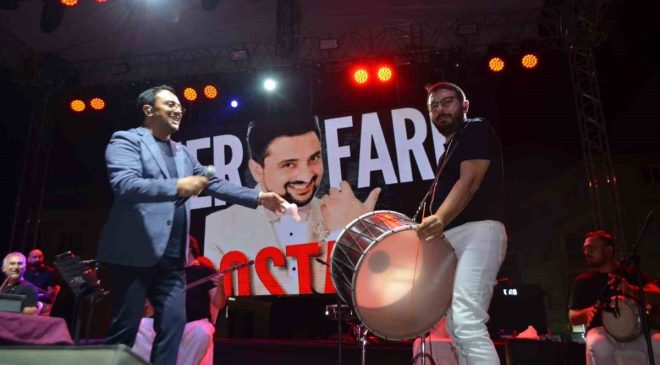 Manisa Selendi’de festival coşkusu, Ömer Faruk Bostan konserinde meydanı doldurdu