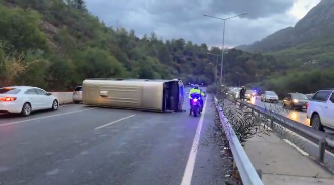 Girne-Lefkoşa ana yolunda kaza…Otobüs devrildi, iki kişi yaralandı