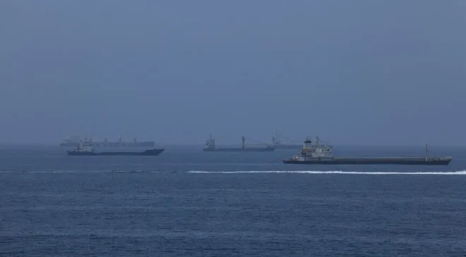 Hürmüz Boğazı’nda bir tanker kaynağı bilinmeyen mühimmatla vuruldu
