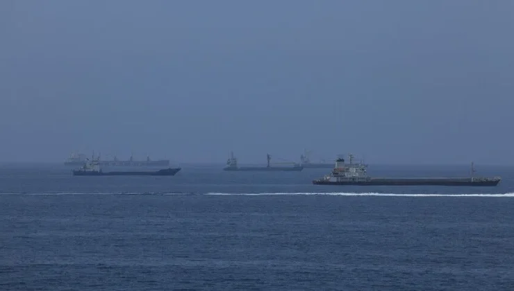 Hürmüz Boğazı’nda bir tanker kaynağı bilinmeyen mühimmatla vuruldu