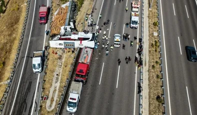 Manisa’da çekicinin tur otobüsüne çarpması sonucu 11 kişi öldü, 27 kişi yaralandı