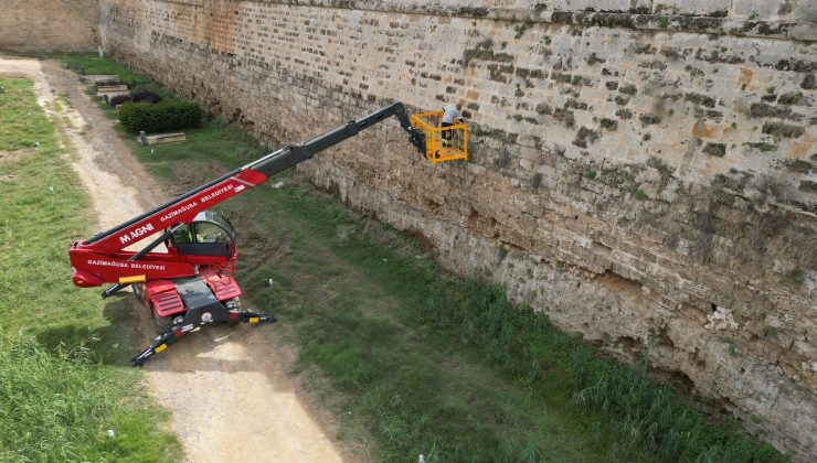 Gazimağusa’nın sur duvarlarında ve tarihi binalarında ot temizliği