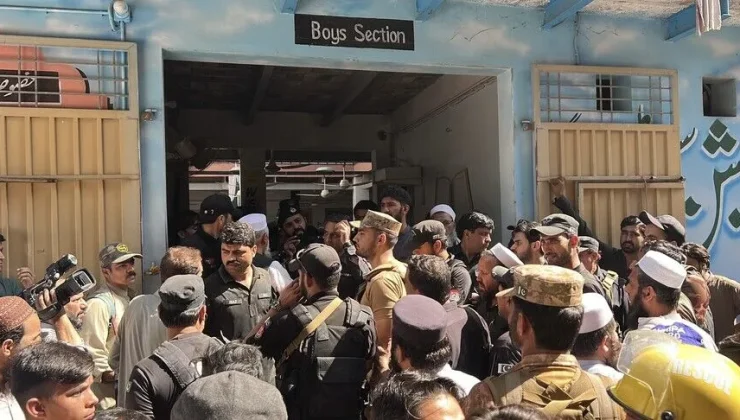 Pakistan’da okulun çatısı çöktü: 27 öğrenci ve bir öğretmen öldü