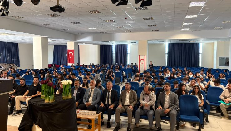 Hala Sultan İlahiyat Koleji’nde, “Hayat İçinde Dikkat Edilmesi Gerekenler, Kişisel Gelişim ve Yapay Zeka” konferansı yapıldı