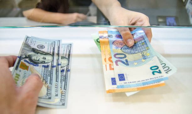 Sterlin 66,40 TL, euro 55,55 TL, dolar 49,90 TL’den işlem görüyor