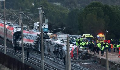 İspanya’da iki hızlı tren çarpıştı…Ölü ve yaralılar var