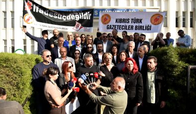 Basın örgütleri Lefkoşa Polis Müdürlüğü önünde açıklama yaptı… “Gazetecilik suç değildir”