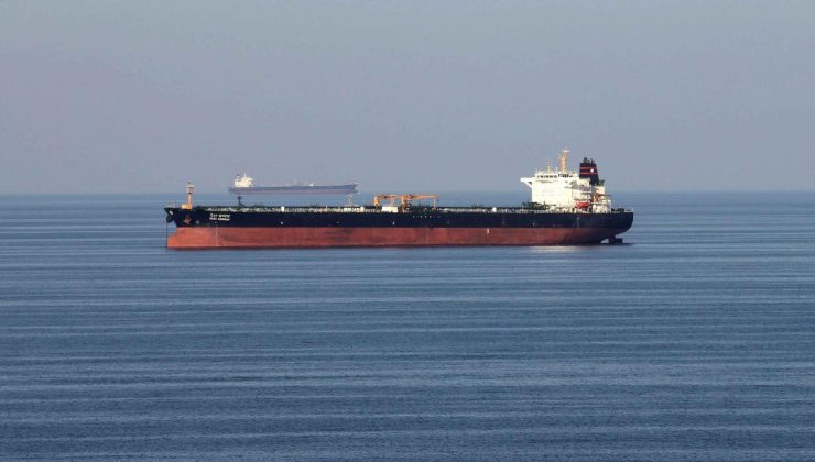 İran Devrim Muhafızları, Hürmüz Boğazı’nın güneyinde 2 petrol tankerini durdurdu