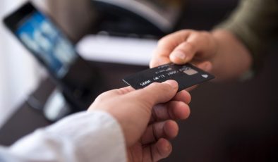 Kıbrıslı Rumların alışveriş alışkanlıkları değişti… Nakit para yerine kredi kartı