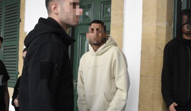 Lefkoşa’da meydana gelen ağır yaralama suçundan tutuklanan Mert Can Kara mahkemeye çıkarıldı.