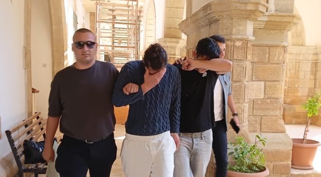 Seyyar büfeden yiyecek ve içecek çaldıkları iddiasıyla tutuklandılar