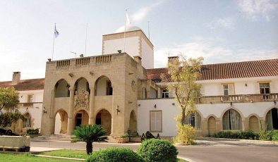 Güney Kıbrıs’ta öğretmenlerden eylem
