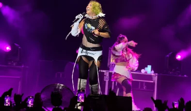 Hande Yener’in sahne kostümü dikkat çekti