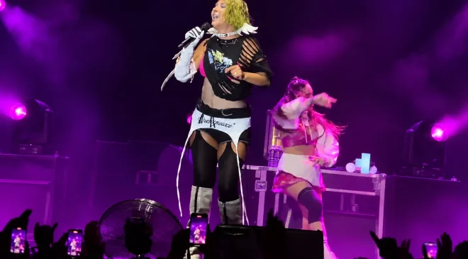 Hande Yener’in sahne kostümü dikkat çekti