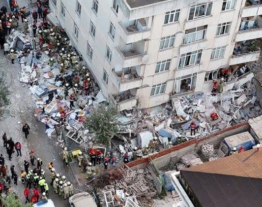 Maltepe’de 7 katlı bina çöktü! Enkaz altında çok sayıda kişi var
