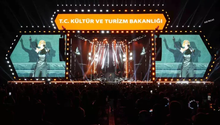 Derya Uluğ, İzmir Kültür Yolu Festivali’nde Gündoğdu’da şarkılarını söyledi