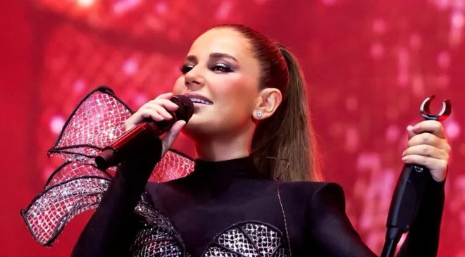 Merve Özbey sahneden inerken düştü!