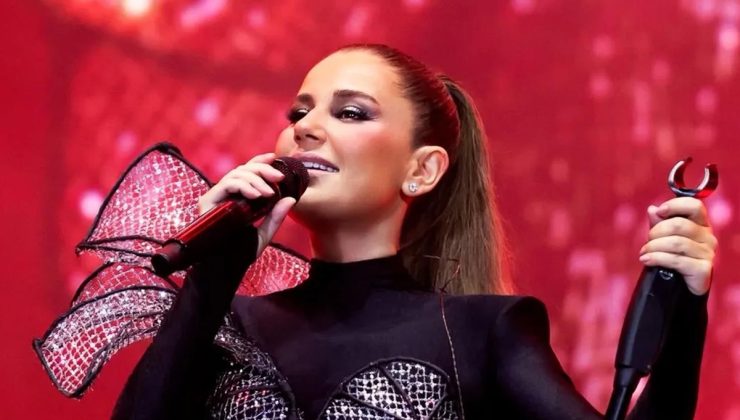 Merve Özbey sahneden inerken düştü!