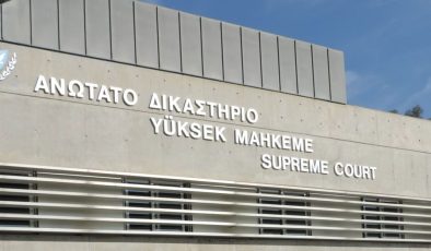 Güney Kıbrıs’ta kadın polis uyuşturucu suçlamasıyla mahkemeye çıkarıldı
